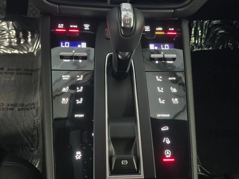 Certified 2025 Porsche Macan AWD/4WD image 17