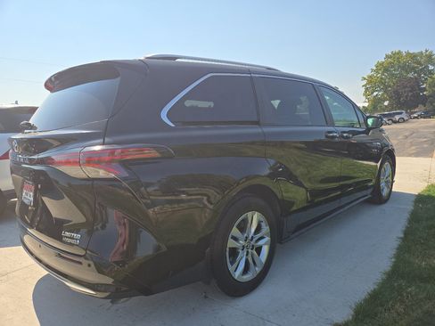 Used 2021 Toyota Sienna Limited image 4