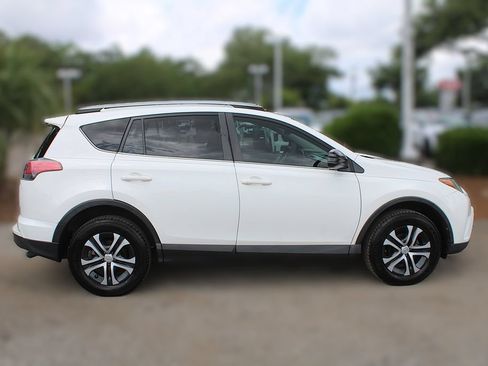 Used 2018 Toyota RAV4 LE FWD image 5