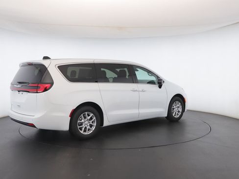 New 2026 Chrysler Pacifica Select image 25