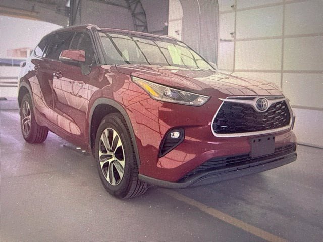 Used 2021 Toyota Highlander XLE FWD image 1