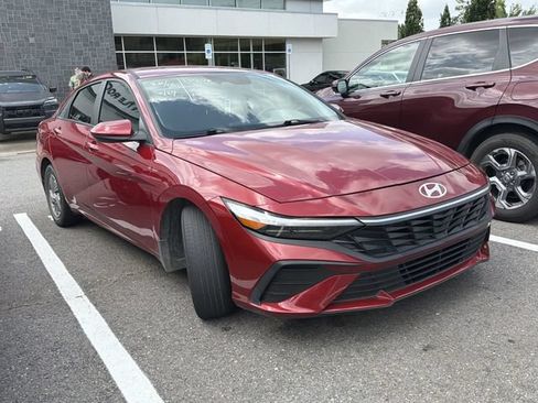 Used 2025 Hyundai Elantra SE FWD image 3