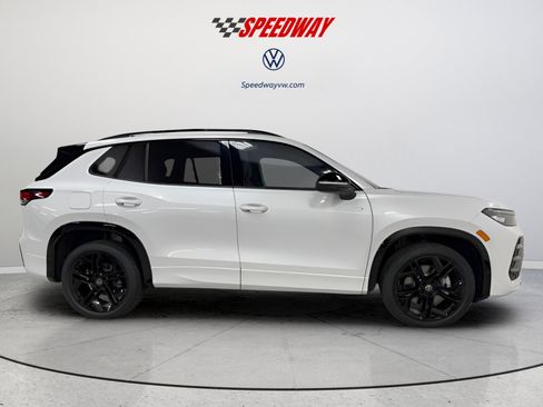 New 2026 Volkswagen Tiguan SE R-Line AWD/4WD image 8