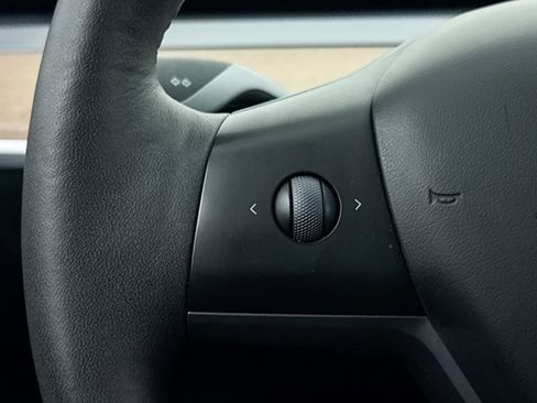 Used 2023 Tesla Model Y Long Range image 18