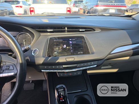 Used 2023 Cadillac XT4 Luxury w/ Cold Weather Package AWD/4WD image 8