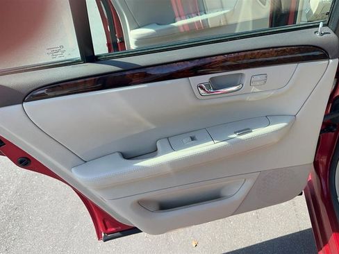 Used 2011 Cadillac DTS Luxury image 24