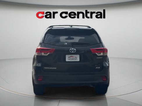 Used 2018 Toyota Highlander XLE AWD/4WD image 4