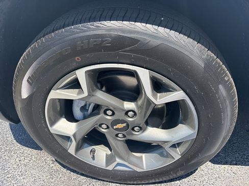 Used 2025 Chevrolet Trax LT w/ LT Convenience Package FWD image 12