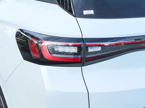 Certified 2024 Volkswagen ID.4 2WD image 9