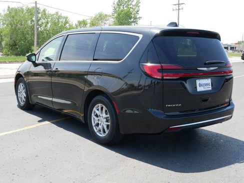 Used 2023 Chrysler Pacifica Touring-L FWD image 3