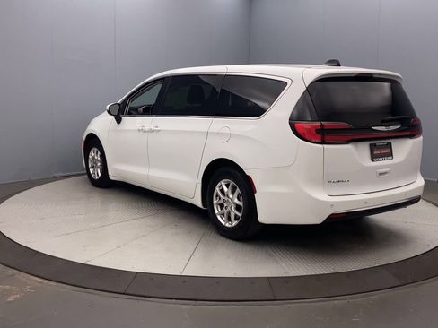 Used 2023 Chrysler Pacifica Touring-L FWD image 3