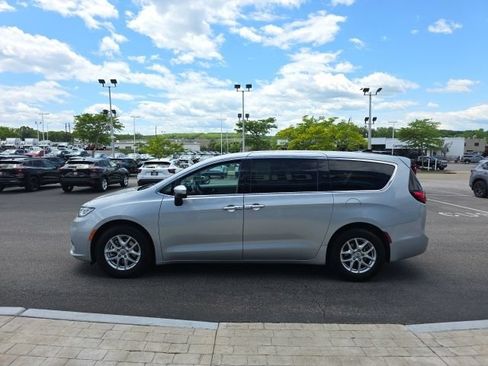 Used 2023 Chrysler Pacifica Touring-L FWD image 5