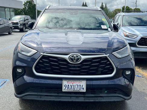 Used 2022 Toyota Highlander XLE image 2