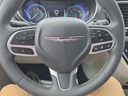 Used 2024 Chrysler Pacifica Touring-L FWD image 23