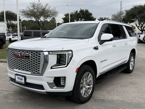 Used 2023 GMC Yukon XL Denali image 9
