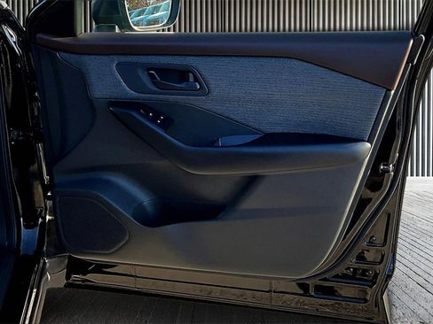 Used 2023 Nissan Rogue S image 23