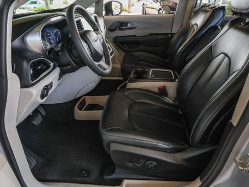 Used 2023 Chrysler Pacifica Touring-L FWD image 9