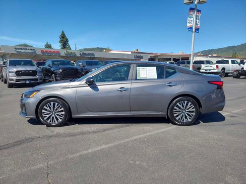 Used 2025 Nissan Altima 2.5 SV FWD image 11