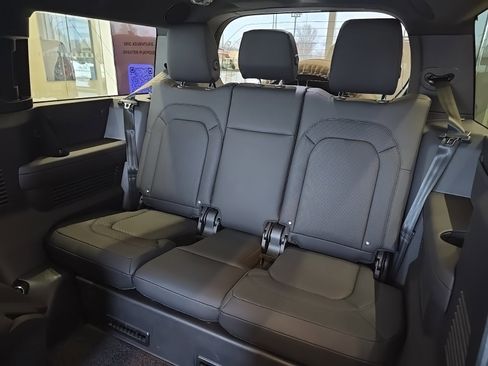 New 2026 Land Rover Defender 130 X-Dynamic SE image 26