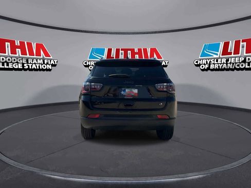 Used 2026 Jeep Compass Latitude image 7