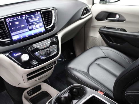 Used 2024 Chrysler Pacifica Touring-L FWD image 25