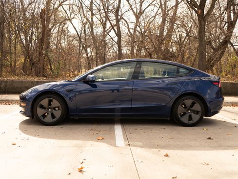Used 2021 Tesla Model 3 Standard Range Plus image 6