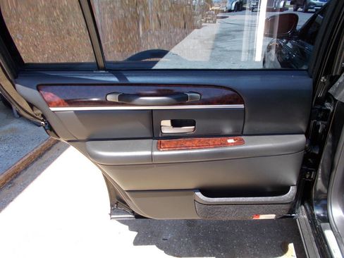 Used 2011 Lincoln Town Car Executive L RWD image 14