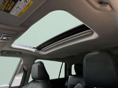 Used 2020 Toyota Highlander XLE AWD/4WD image 25