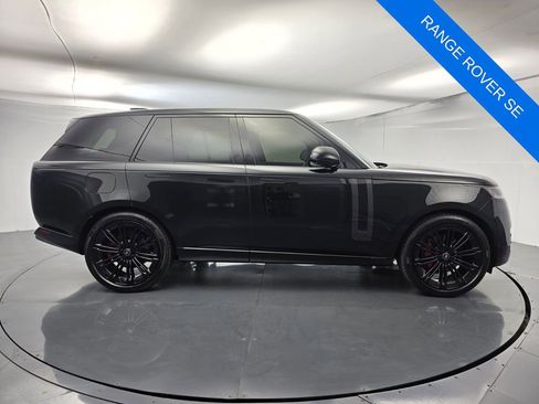 Used 2025 Land Rover Range Rover SE AWD/4WD image 3