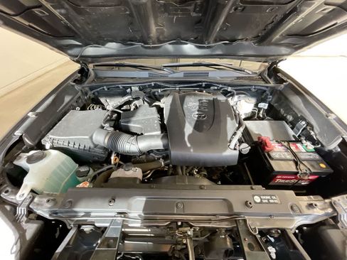 Used 2019 Toyota Tacoma SR5 AWD/4WD image 25