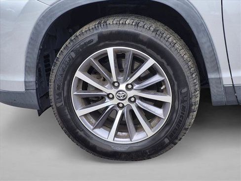 Used 2019 Toyota Highlander XLE FWD image 9
