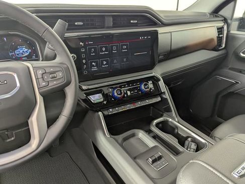 Used 2025 GMC Sierra 2500 Denali w/ Technology Package AWD/4WD image 19