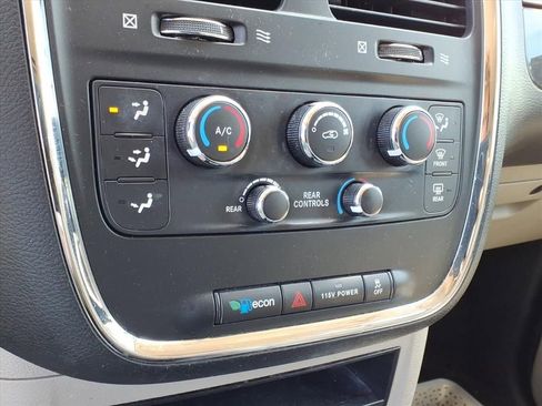 Used 2018 Dodge Grand Caravan SE FWD image 12