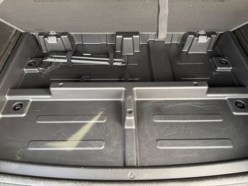 Used 2024 Chevrolet Suburban LT image 38