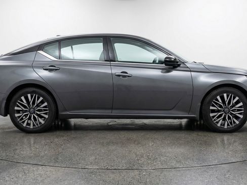 Used 2025 Nissan Altima 2.5 SV image 11