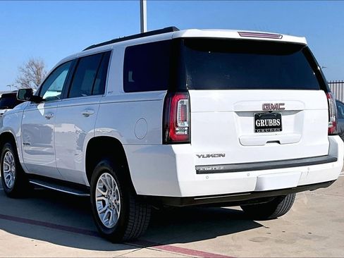 Used 2017 GMC Yukon SLT image 2