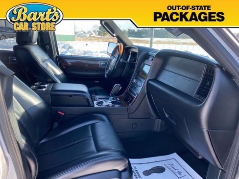 Used 2017 Lincoln Navigator Select image 16
