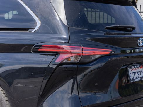 Used 2024 Toyota Sienna Limited image 6