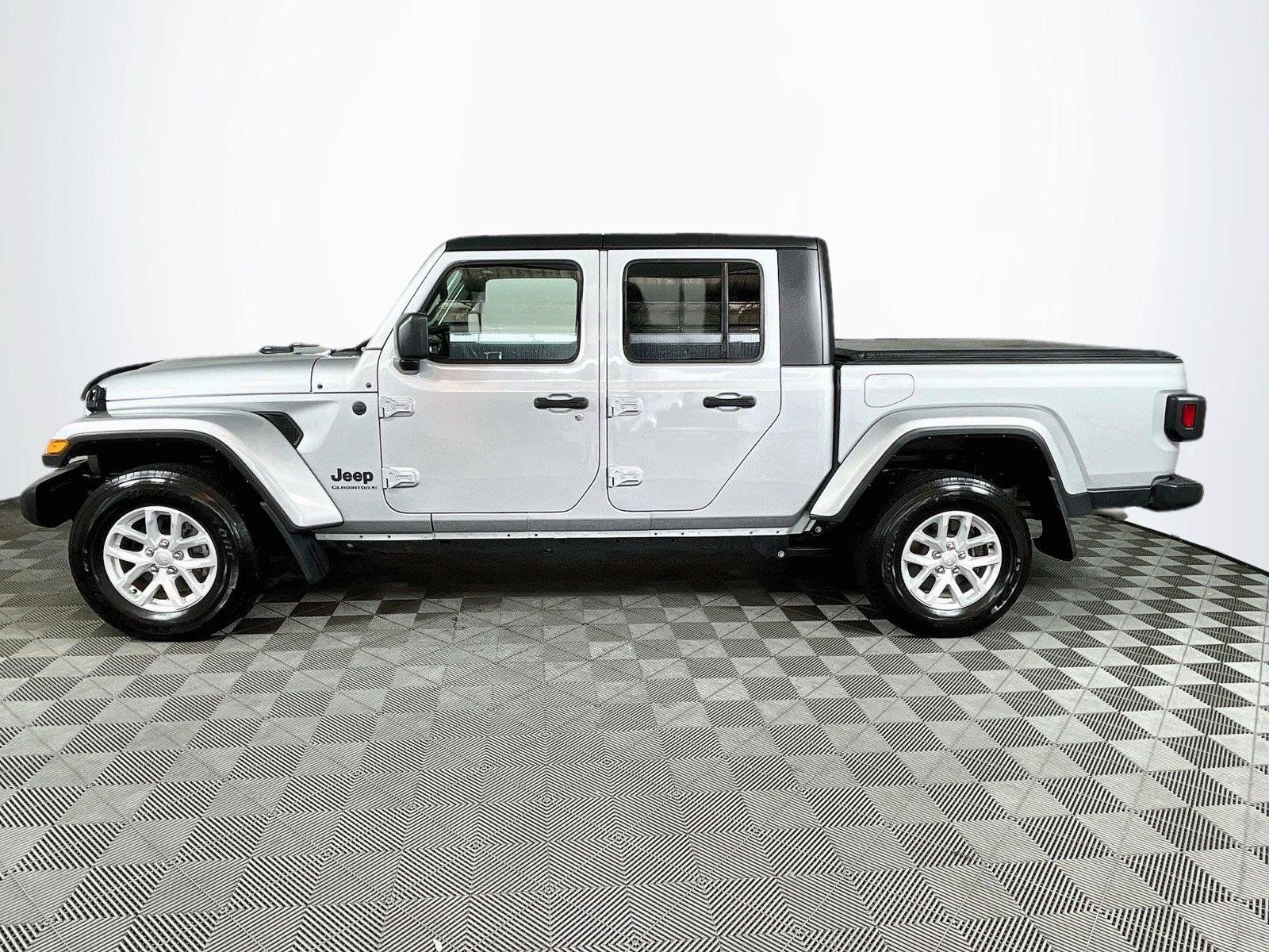 Used 2023 Jeep Gladiator Sport AWD/4WD image 4