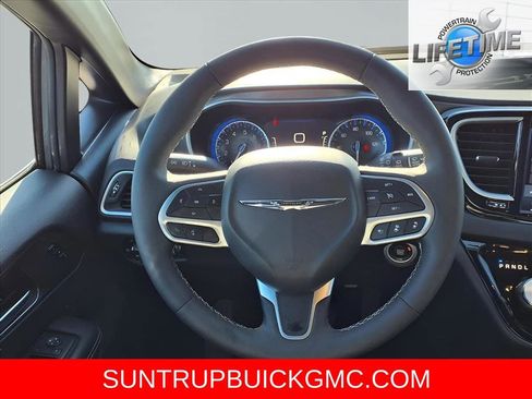 Used 2025 Chrysler Pacifica Select image 18