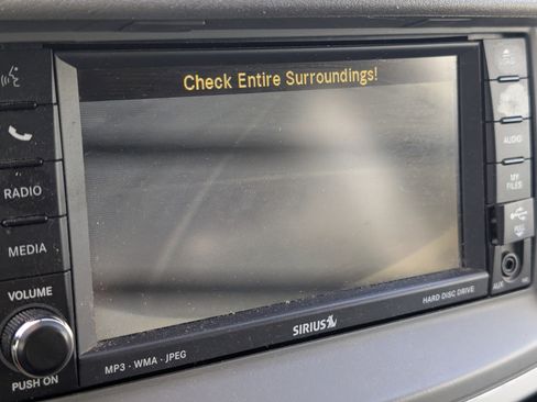 Used 2010 Chrysler Town & Country Touring FWD image 11