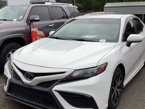 Used 2021 Toyota Camry SE image 1