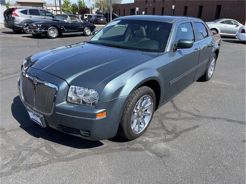Used 2005 Chrysler 300 Touring RWD image 1