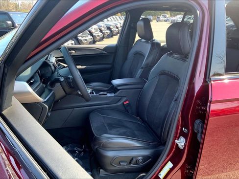 Certified 2025 Jeep Grand Cherokee Altitude AWD/4WD image 8
