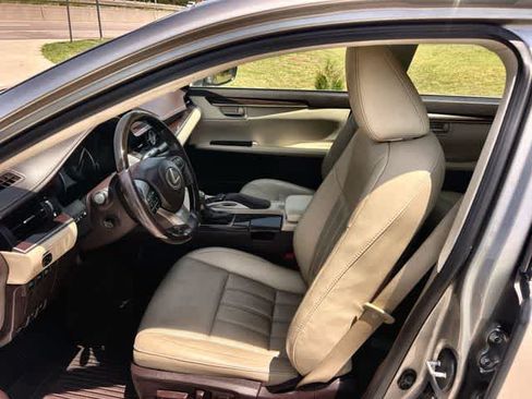Used 2016 Lexus ES 350 w/ Luxury Package w/Wood Trim FWD image 11
