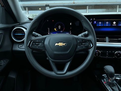 Used 2025 Chevrolet Trax LT FWD image 31