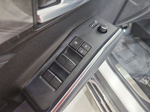 Used 2023 Toyota Highlander Limited image 12