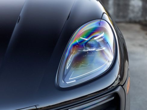 Certified 2023 Porsche Macan image 16