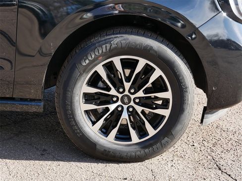 Used 2017 Jeep Grand Cherokee Overland w/ Jeep Active Safety Group image 7