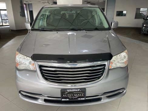Used 2014 Chrysler Town & Country Touring image 2